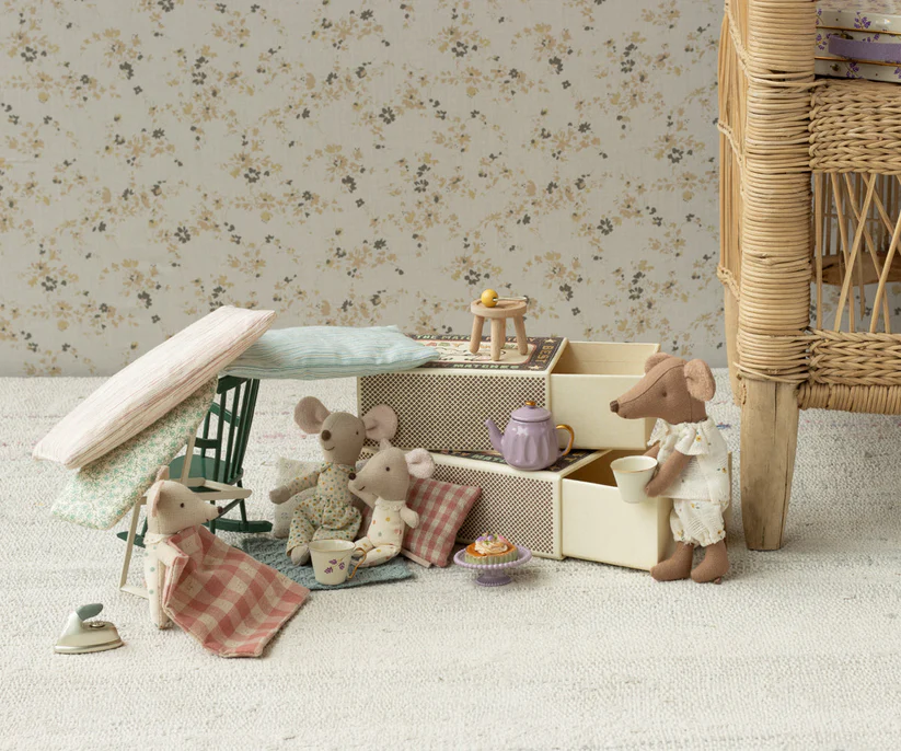 Maileg Storasyster Brun Mus i Bäddad Ask med Blommig Pyjamas och Magneter i Händerna