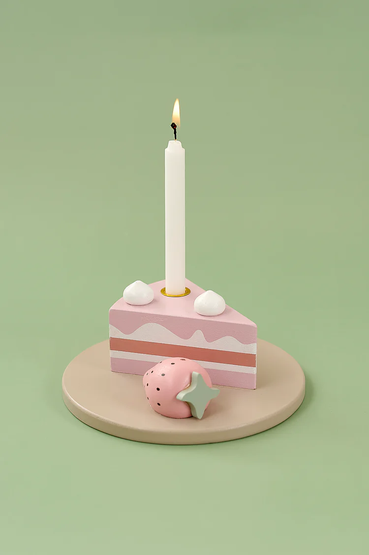 Ljusstake Rosa Tårtbit Födelsedagståg - Jabadabado Dekoration Födelsedag i Trä Jordgubbstårta