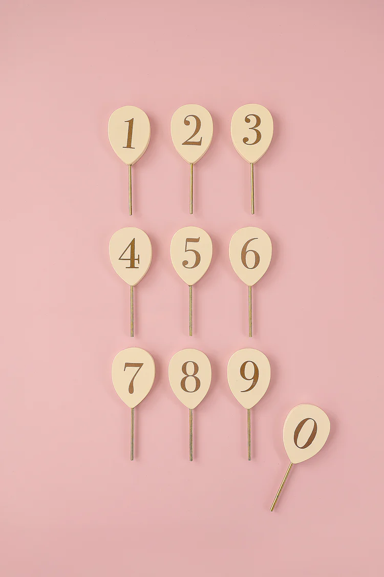 Siffror till Födelsedagståg 0 - 9 - Jabadabado Sifferballonger i Trä Beige med Guldsiffror