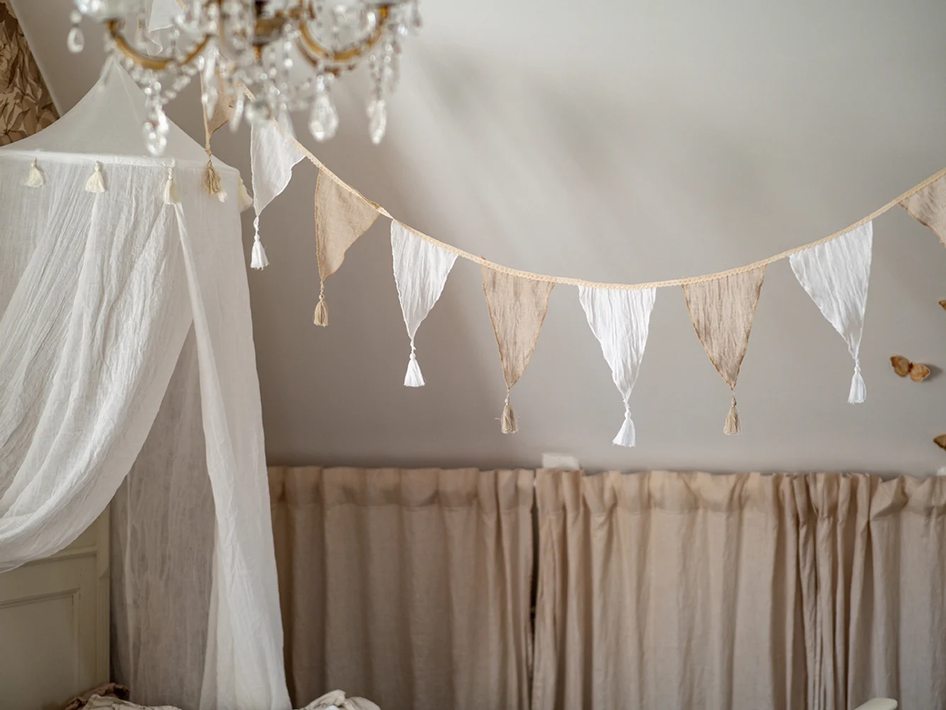 Jabadabado Sänghimmel med Tofsar Vit - Dekoration till Barnrummet