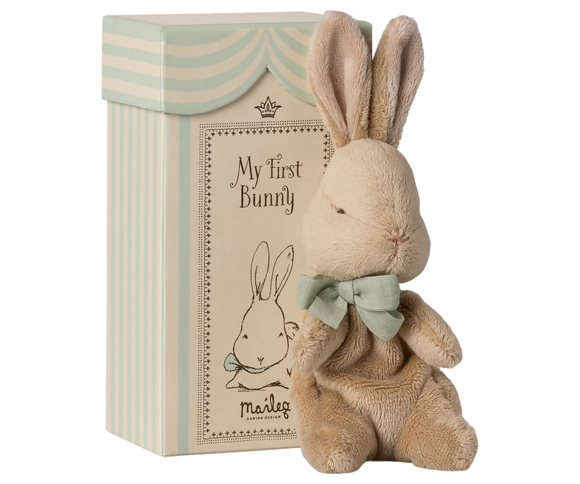 Maileg Min Första Kanin i Ask - Brun Plysch Kanin med Blå Rosett Present Till Nyfödd Dop Mint