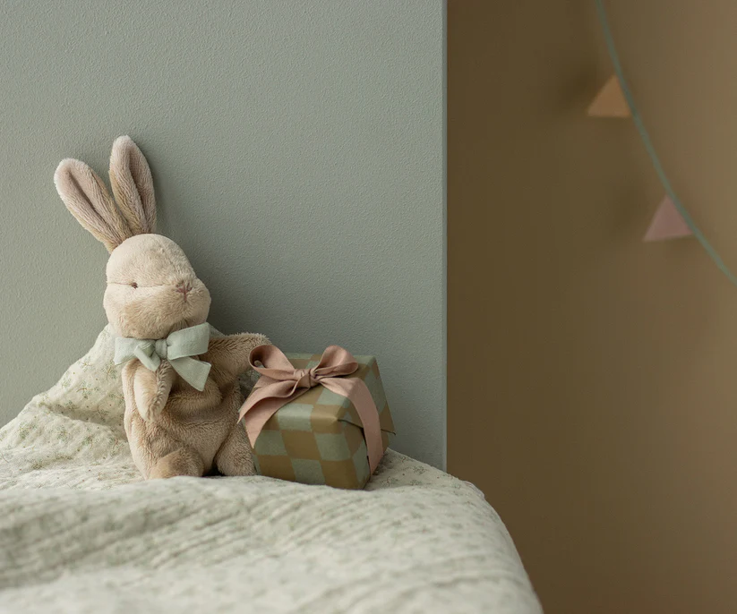 Maileg Min Första Kanin i Ask - Brun Plysch Kanin med Blå Rosett Present Till Nyfödd Dop Mint
