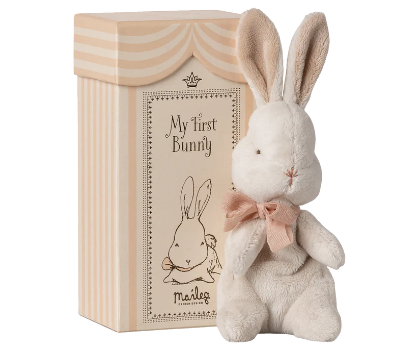 Maileg Min Första Kanin i Ask - Vit Plysch Kanin med Rosa Rosett Present till Nyfödd Dop Powder