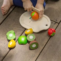 Frukter med Kniv och Skärbräda - Leksaksmat i Trä PlanToys