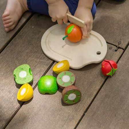 Frukter med Kniv och Skärbräda - Leksaksmat i Trä PlanToys