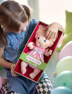Ecobuds Rubens Barn Mjuk Docka - Emelie Flicka med Lockigt Hår och Rosa Klänning