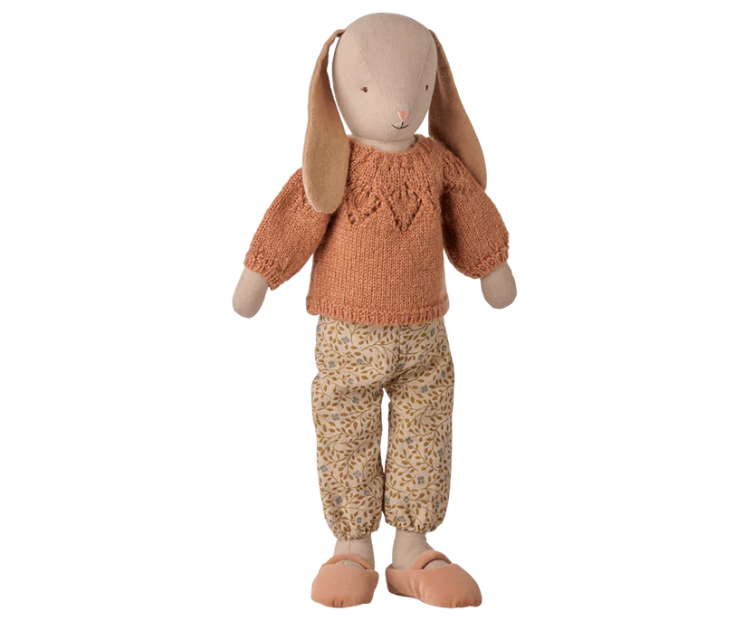 KOMMER I NOVEMBER Maileg Kanin Strl 3 - Bunny med Blommiga Byxor & Stickad Tröja - Maileg A/W -26