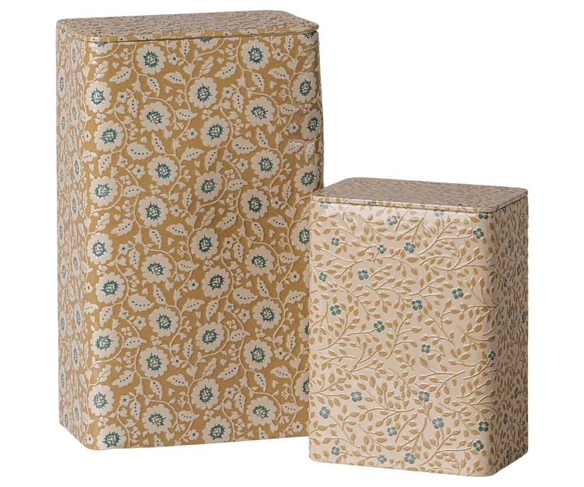 KOMMER I OKTOBER Maileg Kakburk i Plåt Flowers - Set om 2 Gul Blommig - Maileg A/W-26