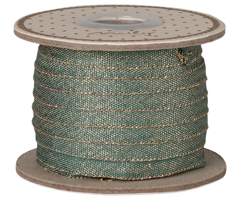 KOMMER I OKTOBER Maileg Bomullsband 25 m - Green/Gold Grönt Glittrigt Band på Pappers Rulle