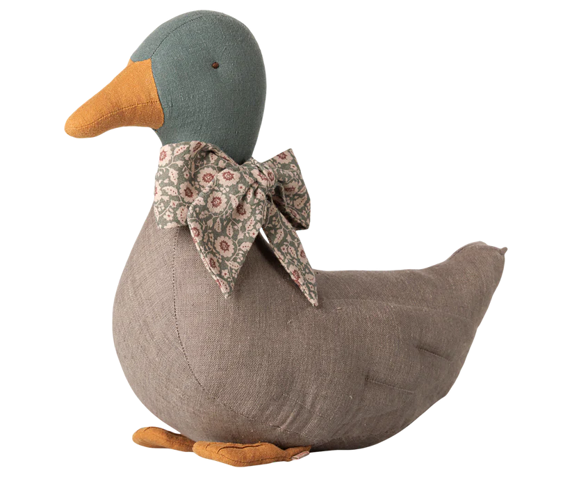 KOMMER I SEPTEMBER Maileg Mjukisdjur Grå And Pojke med Rosett Runt Halsen - Grey - Maileg A/W -26