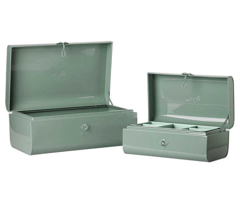 KOMMER I NOVEMBER Maileg Förvaring med Fack Resväska i Plåt Set Om Två - Dark Mint - Maileg A/W -26