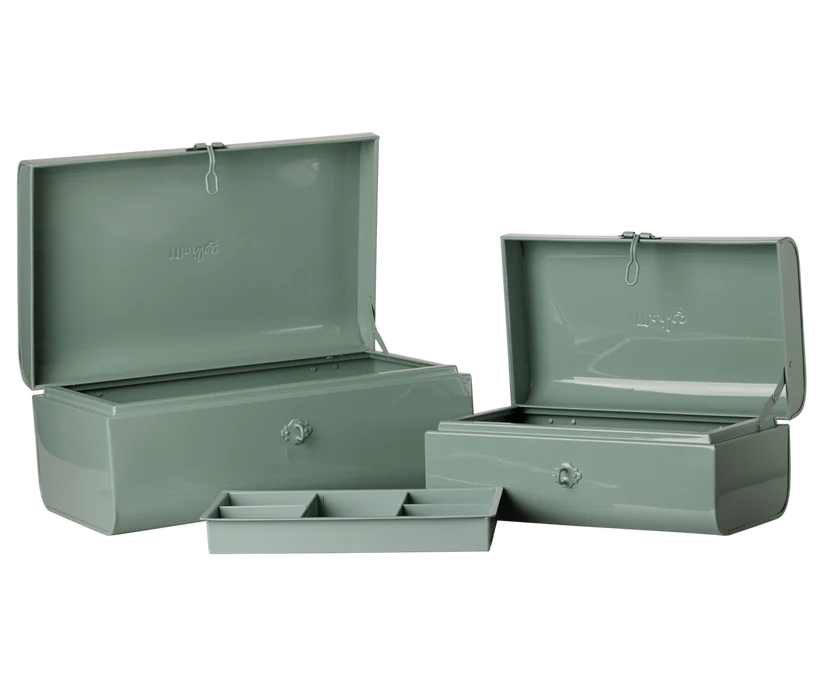 KOMMER I NOVEMBER Maileg Förvaring med Fack Resväska i Plåt Set Om Två - Dark Mint - Maileg A/W -26