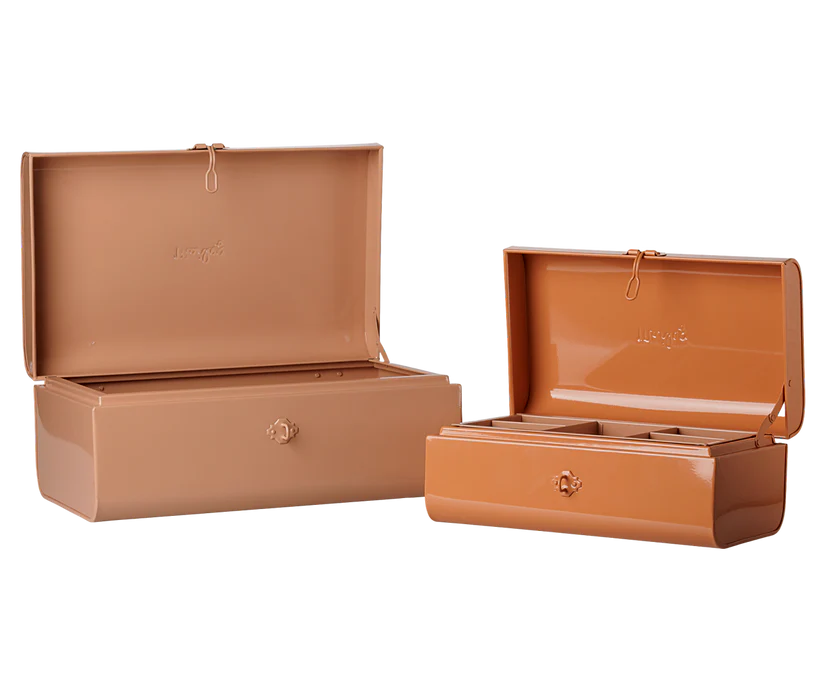KOMMER I NOVEMBER Maileg Förvaring med Fack Resväska i Plåt Set Om Två - Powder / Coral - Maileg A/W -26