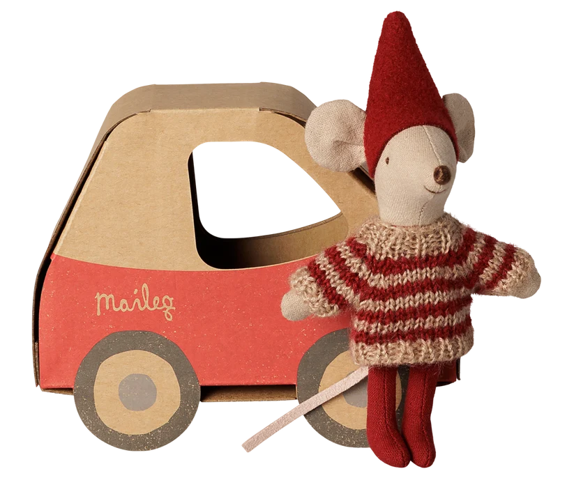 KOMMER I NOVEMBER Maileg Julmus Baby i Bil Röd - Maileg A/W-26 Mus med Luva och Stickad Tröja