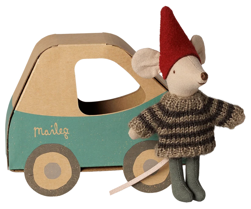 KOMMER I NOVEMBER Maileg Julmus Baby i Bil Grå - Maileg A/W-26 Mus med Luva och Stickad Tröja