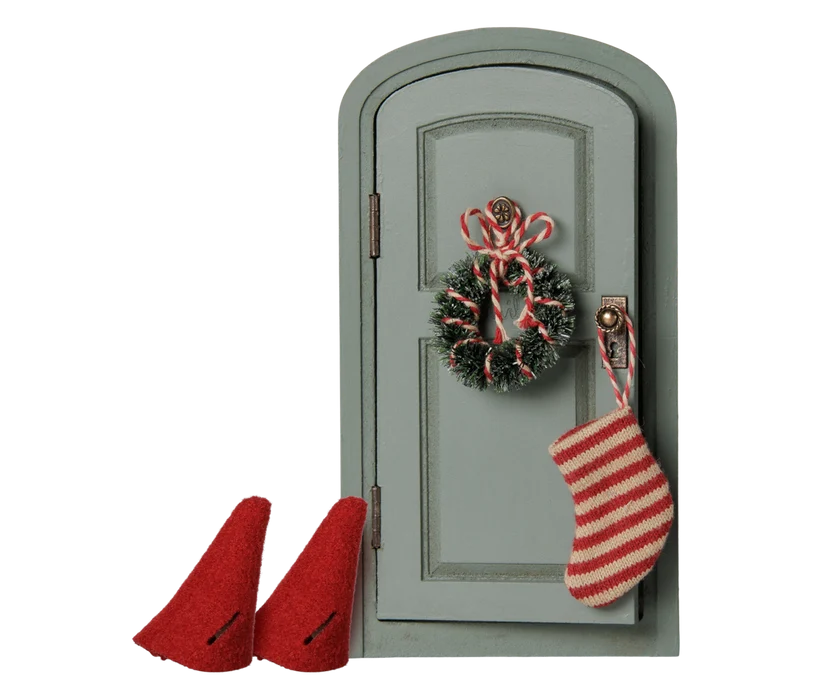 KOMMER I NOVEMBER Maileg Öppningsbar Nissedörr med Dörrkrans Julstrumpa och Två Tomteluvor - Maileg A/W- 26 Christmas Door Set