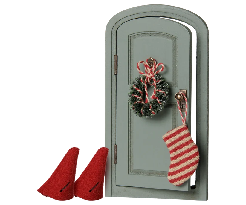 KOMMER I NOVEMBER Maileg Öppningsbar Nissedörr med Dörrkrans Julstrumpa och Två Tomteluvor - Maileg A/W- 26 Christmas Door Set