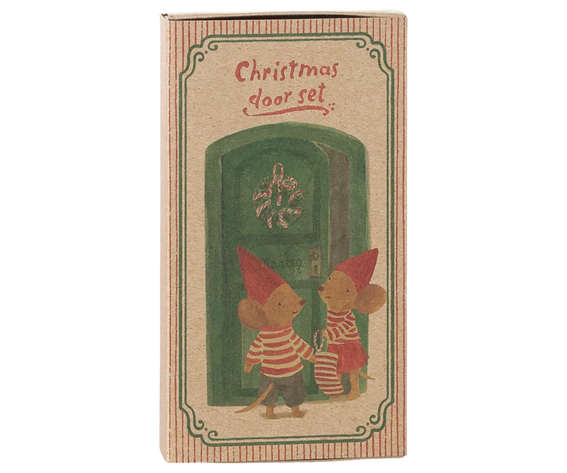 KOMMER I NOVEMBER Maileg Öppningsbar Nissedörr med Dörrkrans Julstrumpa och Två Tomteluvor - Maileg A/W- 26 Christmas Door Set