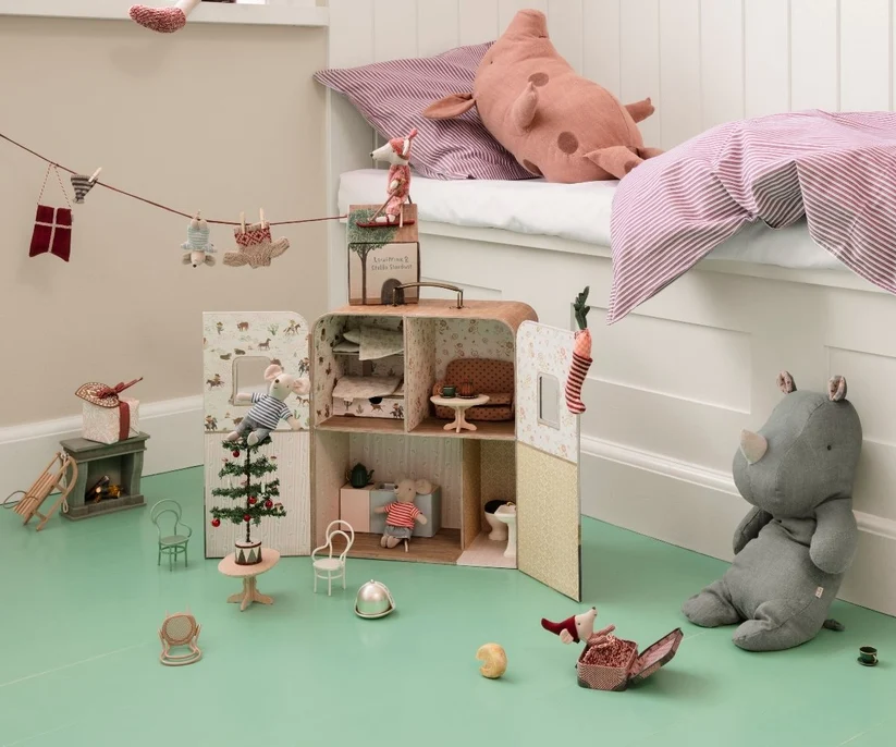 KOMMER I SEPTEMBER Maileg Batteridriven Julgran med Pynt och Belysning - Christmas Tree Mouse