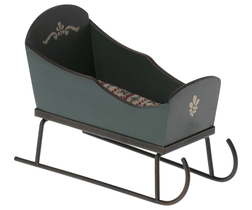 KOMMER I SEPTEMBER Maileg Handmålad Släde Grön - Sleigh Mouse