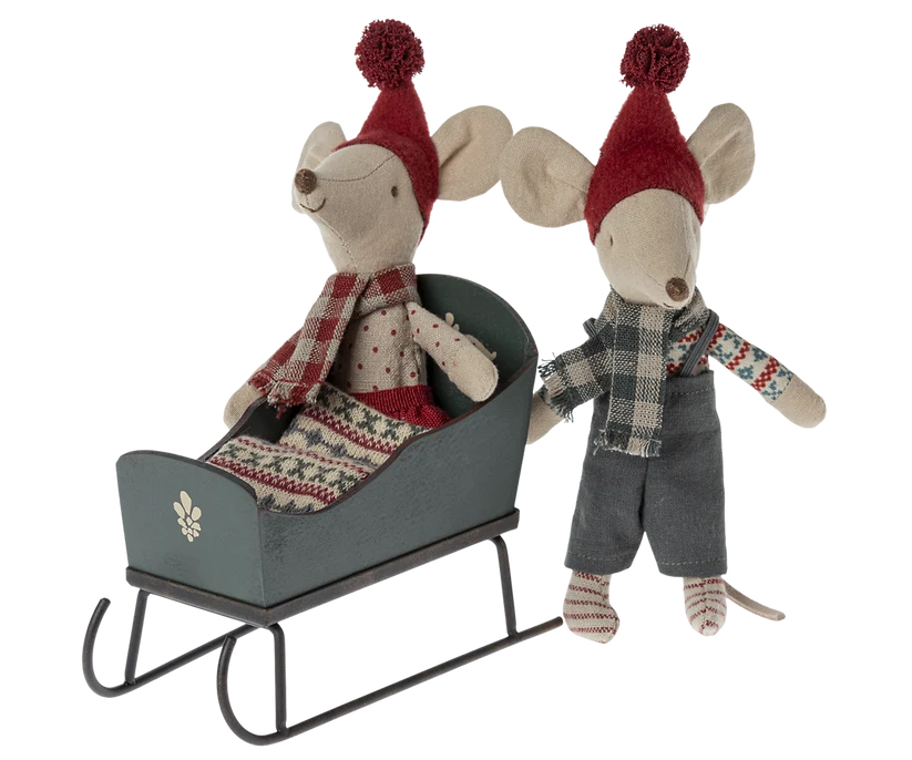 KOMMER I SEPTEMBER Maileg Handmålad Släde Grön - Sleigh Mouse
