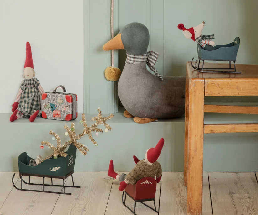 KOMMER I SEPTEMBER Maileg Handmålad Släde Grön - Sleigh Mouse