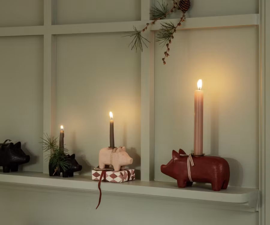 Maileg Handgjord Ljusstake i Trä Gris med Rosa Glittrig Rosett Medium - Rosa Powder