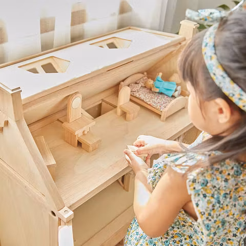 Dockhus i Trä - Plan Toys Viktorianskt Dockskåp Obehandlat Trä