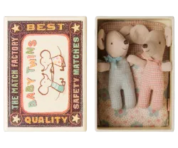 Maileg Tvillingar Baby Möss i Bäddad Ask med Sovpåse - Rosa och Blå Rutig - Maileg S/S - 26