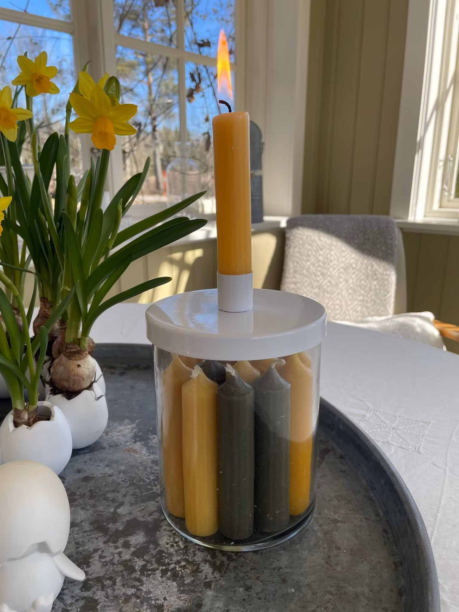 Ljusburk med vitt lock