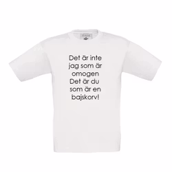 T-shirt med rolig text "Bajskorv"