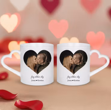 Två muggar med hjärtformat handtag - Eget foto