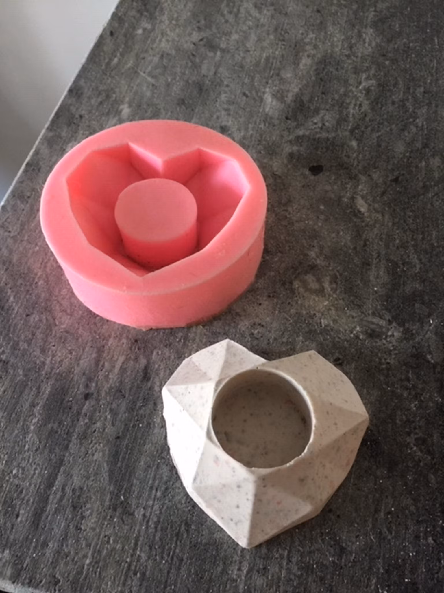 Hyr en låda med silikon formar till Jesmonite