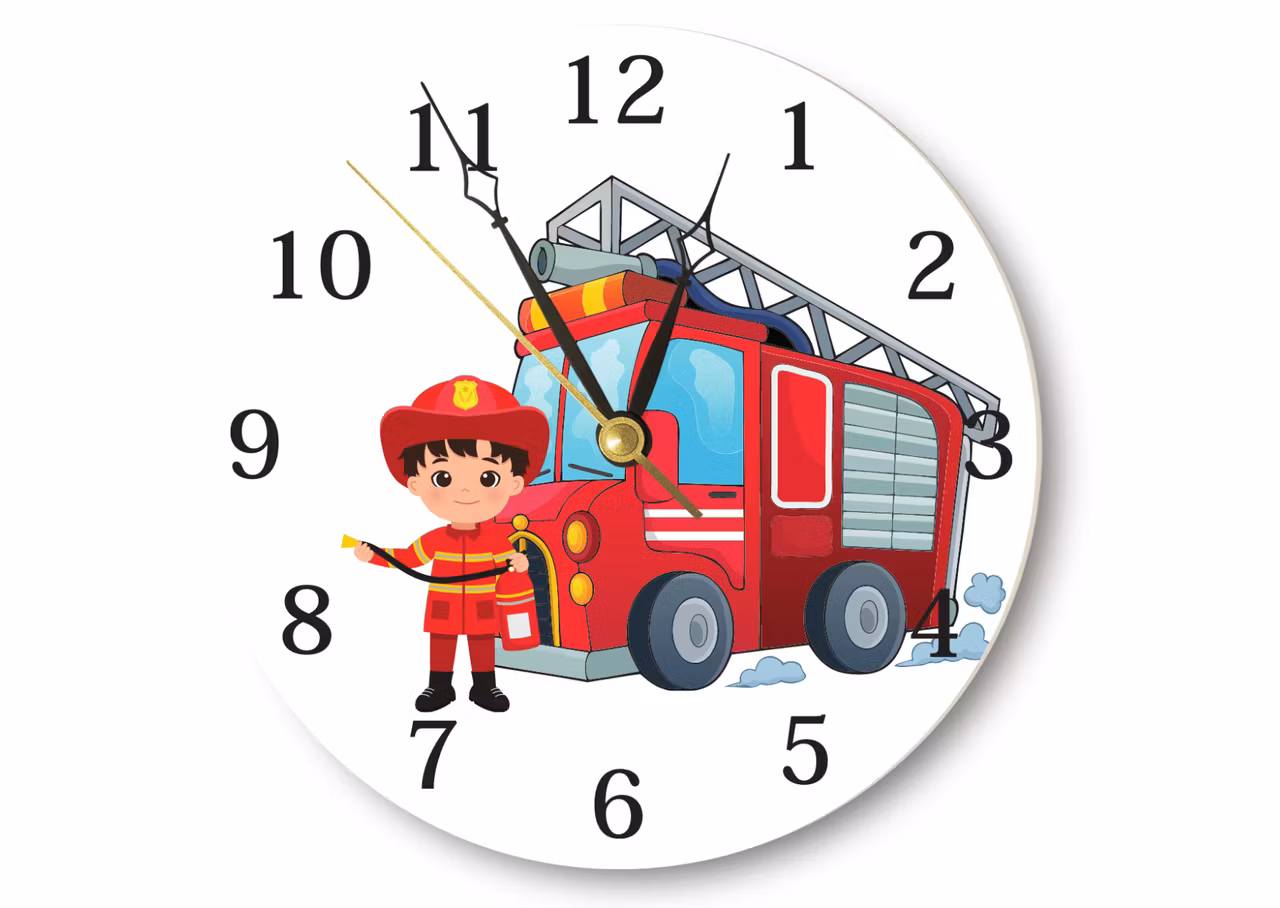 brandman-brandbil-mönstrad-väggklocka-barn