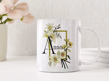 Personlig blommig mugg med namn i ljuvlig liljeram – tidlös present till alla tillfällen