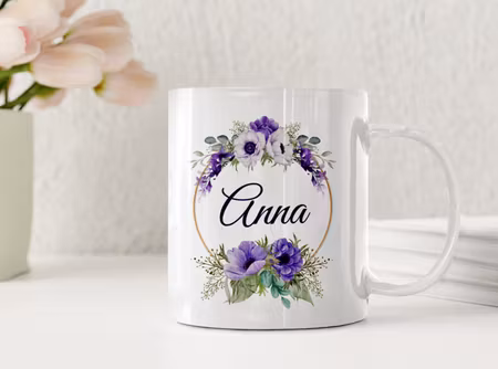 Personlig mugg med namn i lila blomkrans – elegant presentidé