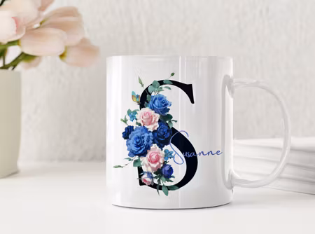 Personlig mugg med initial och blå rosor – romantisk presentmugg med namn
