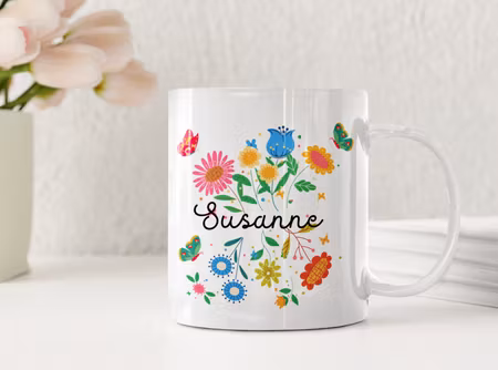 Personlig vårmugg med blommor och fjärilar – färgglad namnmugg