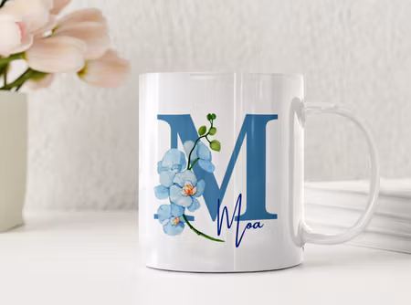 Personlig mugg med namn och blå orkidé – elegant monogrammugg