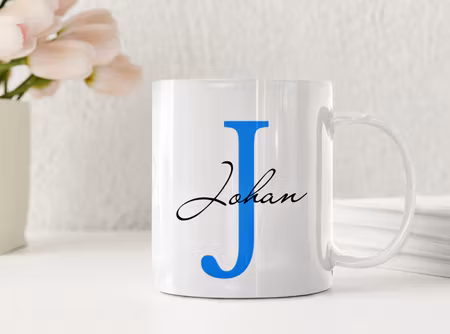Personlig mugg med initial och namn – stilren blå design för honom