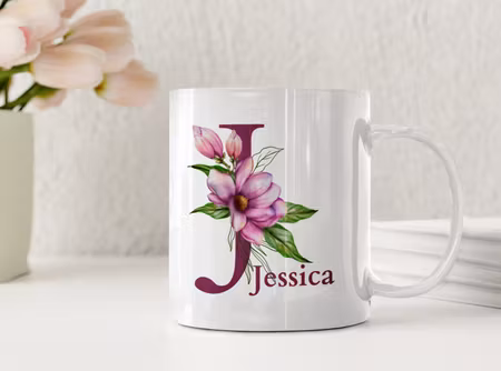 Personlig mugg med namn och magnolia – elegant blom-mugg med initial
