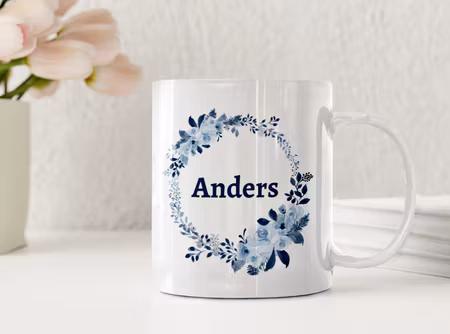 Personlig mugg med namn och blå blomkrans – stilren present till honom