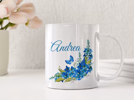 Personlig mugg med namn och blå vårblommor – blommig presentidé med fjäril