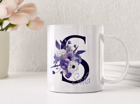 Personlig mugg med namn och lila blommor – monogrammugg i elegant stil