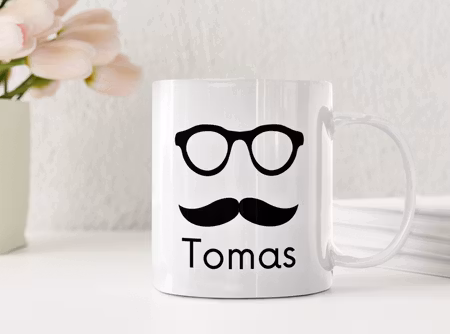 Personlig namnmugg med mustasch och namn – stilren gåva med namnbetydelse