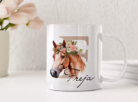 Personlig hästmugg med blomkrans och namn – perfekt barnpresent