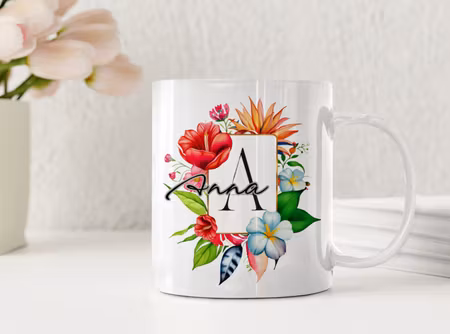 Personlig keramikmugg med blomsterbokstav och namn – färgglad presentidé