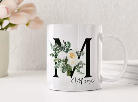 Personlig mugg med initial och grön blomsterdesign – stilren och tidlös