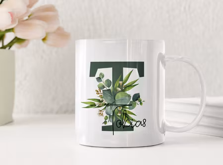 Personlig mugg med grön växt och namn – stilren present året runt
