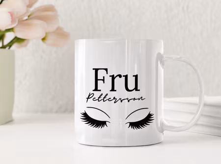 Personlig mugg med fransmotiv och namn – perfekt present till henne